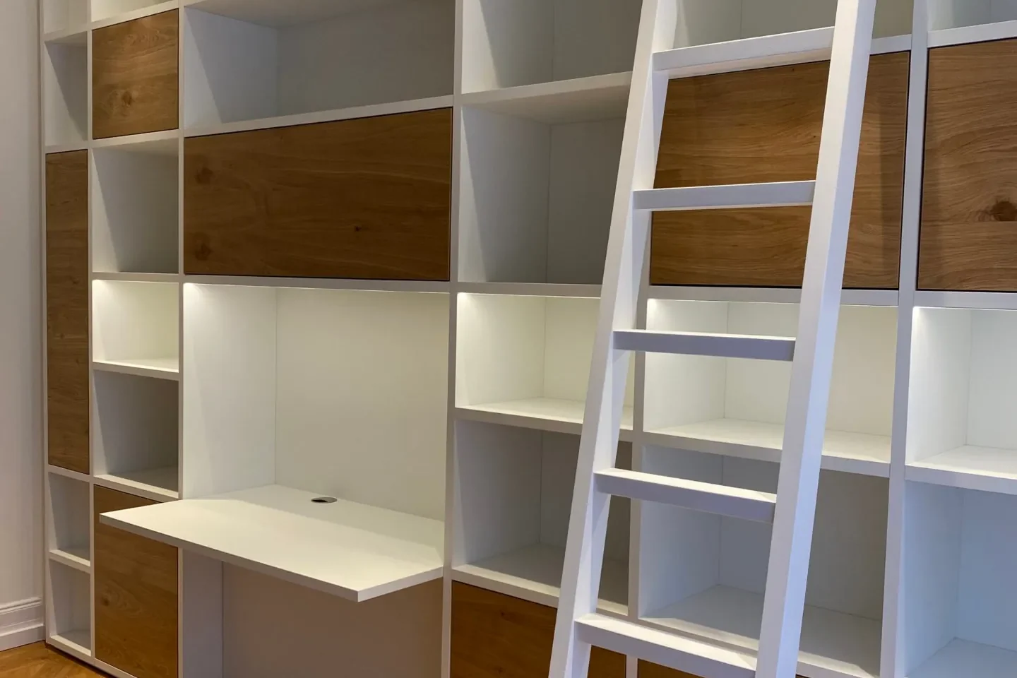 Regalwand in Weiß und Eiche über Fischgrätparkett — Altbauwohnung F.; Privatwohnung · Frankfurt Nordend · 2023