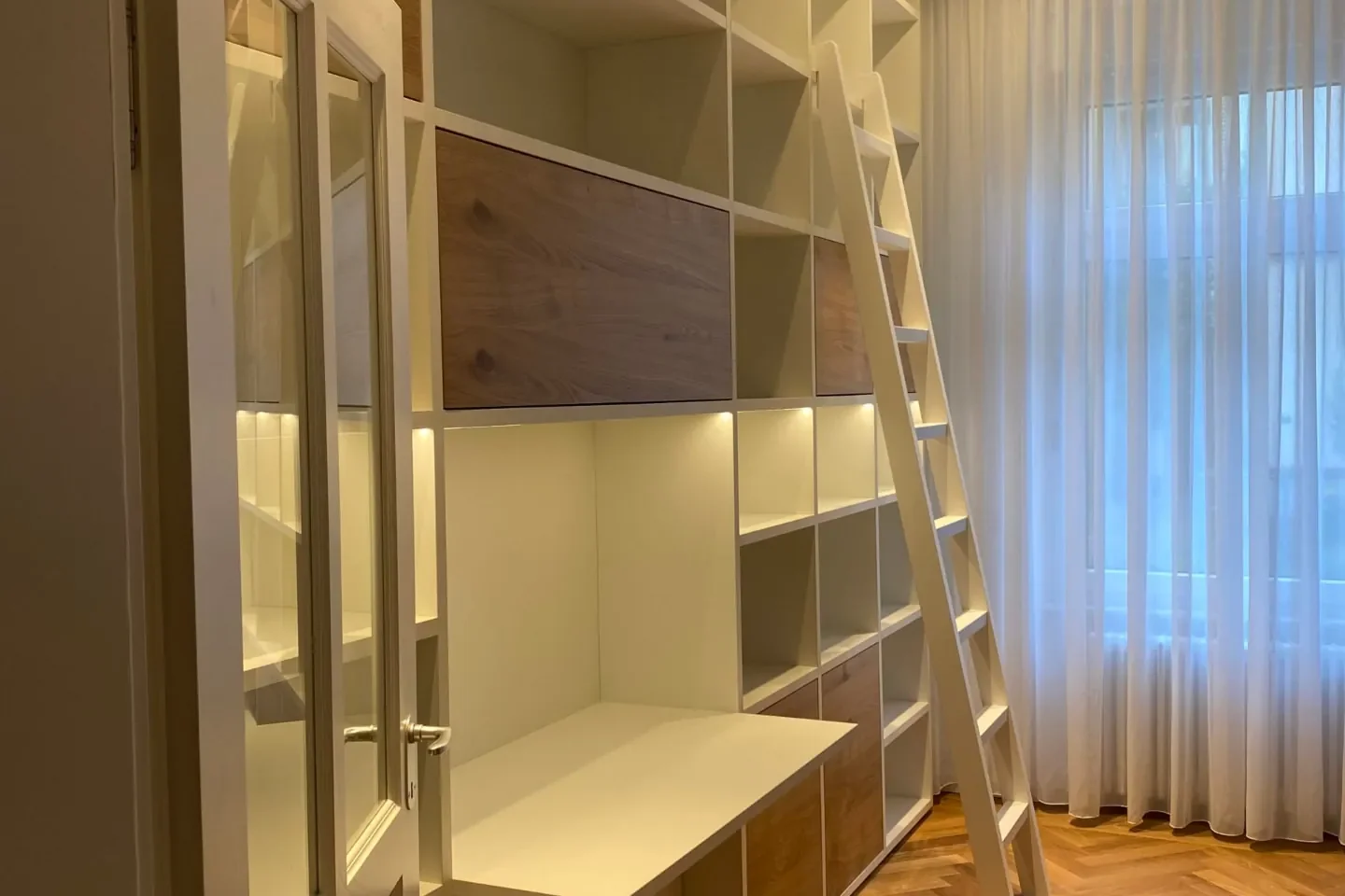 Bibliothekswand mit integriertem Homeoffice-Arbeitsplatz — Altbauwohnung F.; Privatwohnung · Frankfurt Nordend · 2023