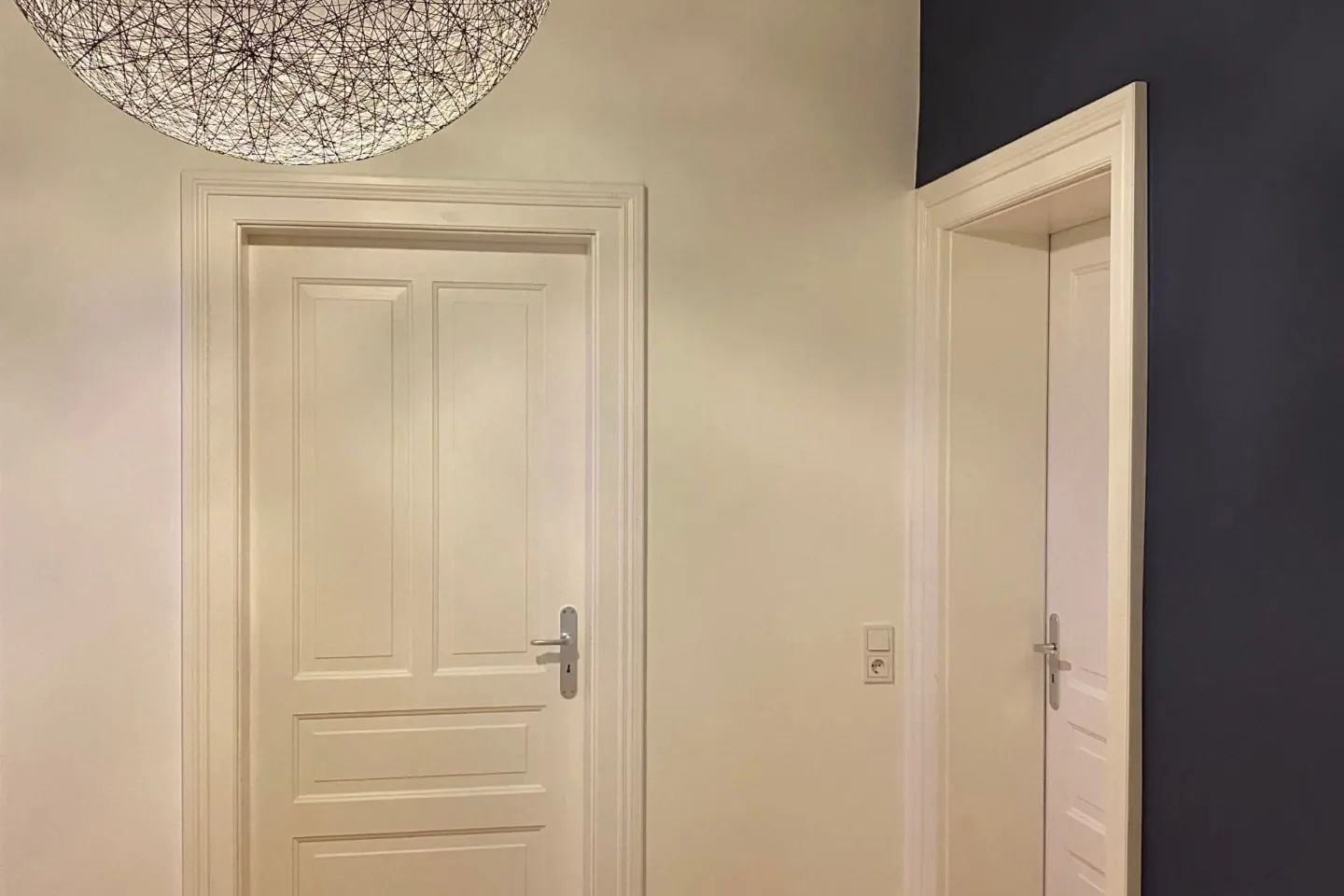 Flur mit Schlossdielen und Designerleuchte — Altbauwohnung F.; Privatwohnung · Frankfurt Nordend · 2023